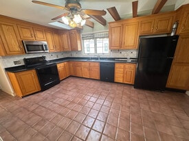 Building Photo - 11 Linwood Ave