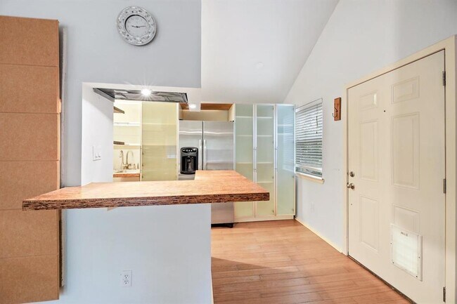 Building Photo - 1110 W 22nd St