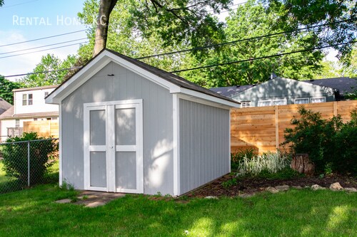 Building Photo - Beautifully updated split level with Finis...