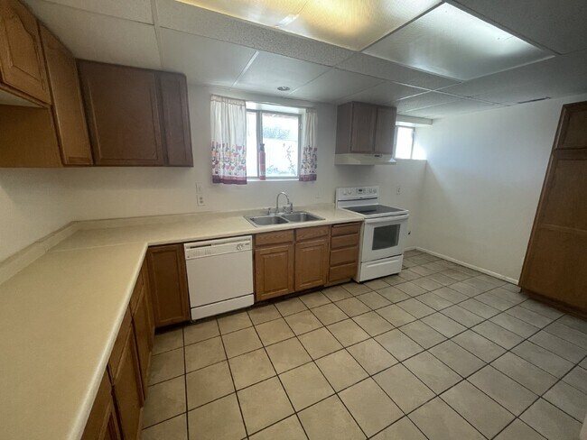 Building Photo - Spacious 6-Bed Oasis with Finished Basement & Cozy Fireplace.