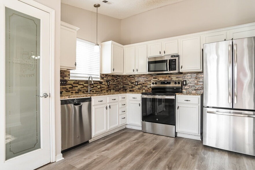 Building Photo - 1610 Royal Tree Ct