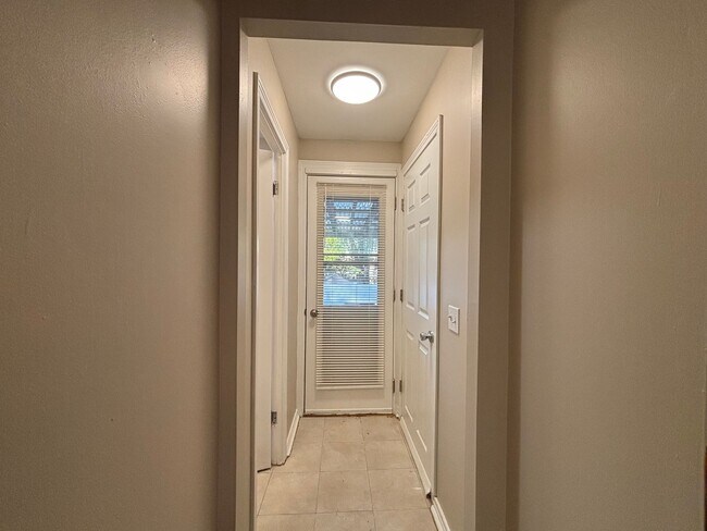 Building Photo - 170 Benton St