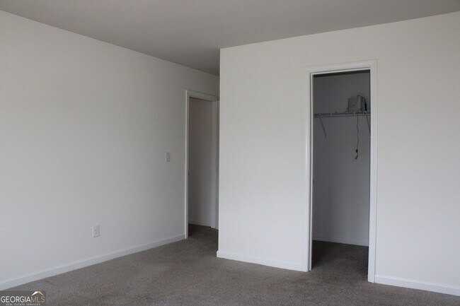 Building Photo - 9220 Golfview Cir