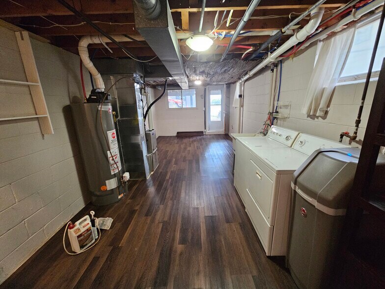 Basement with additional or office space - 4301 Quaker Trl NE