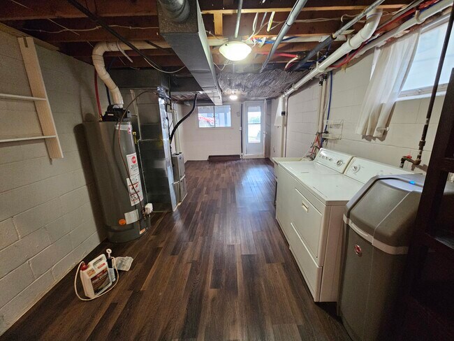 Basement with additional or office space - 4301 Quaker Trl NE