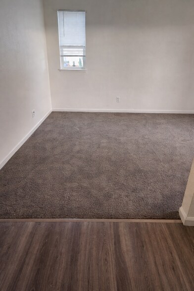 Building Photo - 6667 Blue Heron Dr