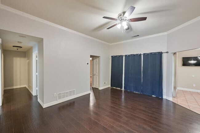 Building Photo - Dallas Split Bedroom