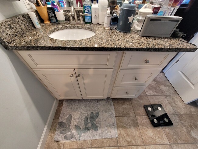 Building Photo - Beautiful & Spacious 4 bedroom, 2.5 bath h...