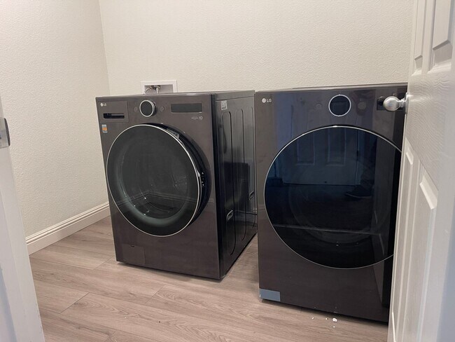 Building Photo - Modern 3 bedroom home in Gated Community