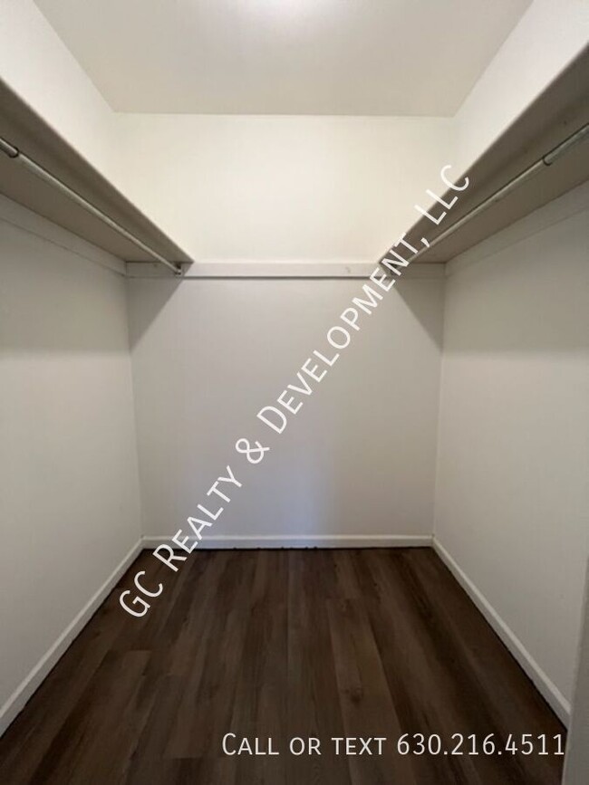 Building Photo - *** UPDATED FIRST FLOOR UNIT / 2 BDRM / W&...