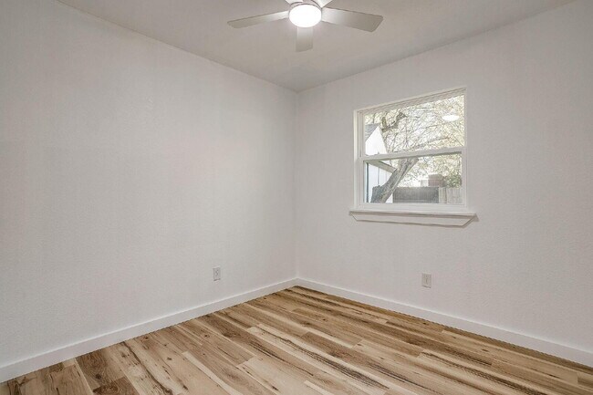 Building Photo - 521 Mesquite Ave N