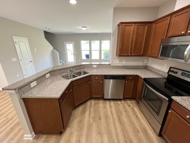 Building Photo - Corner Unit 3BD, 2.5BA Townhouse in North ...