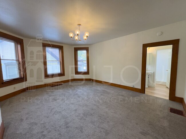 Building Photo - 732 E Kiowa St