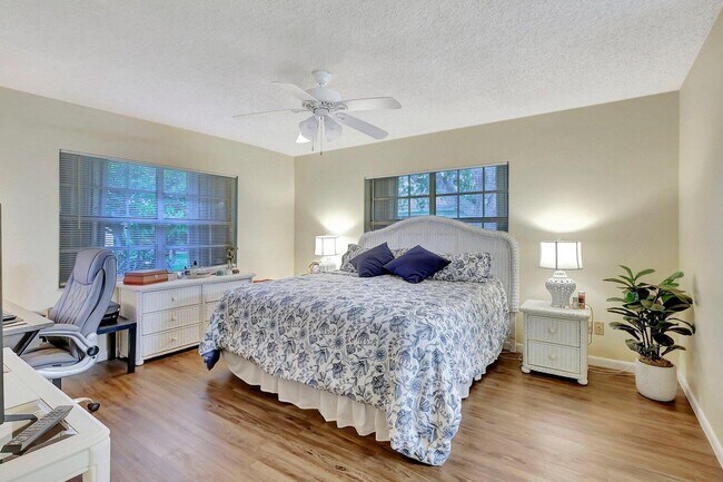 Building Photo - 5840 Summerfield Ct