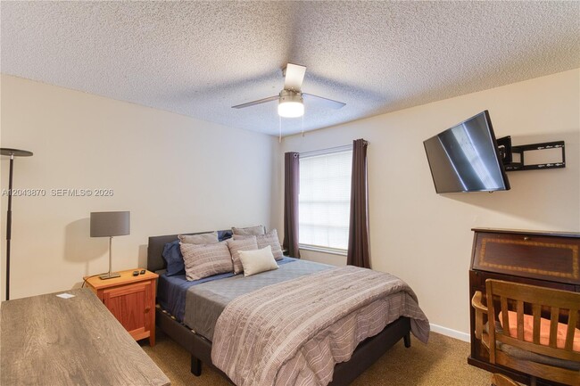 Building Photo - 11415 Lakeview Dr