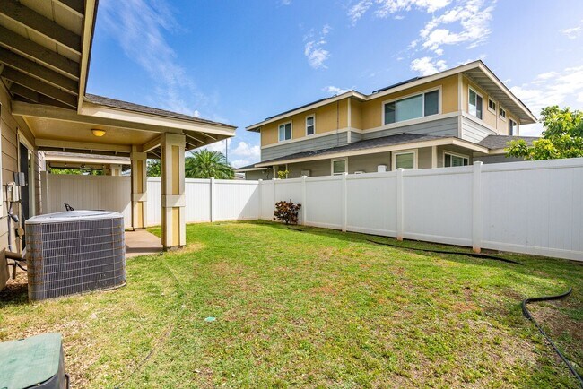 Building Photo - Welcome to this bright and inviting 3 bedroom
