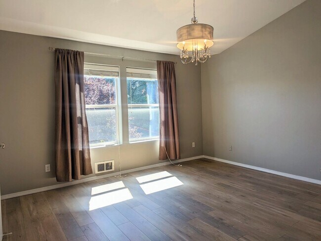 Building Photo - Beautiful Beaverton Townhouse Available Now!