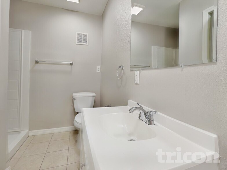 Building Photo - 5110 Cresthill Dr