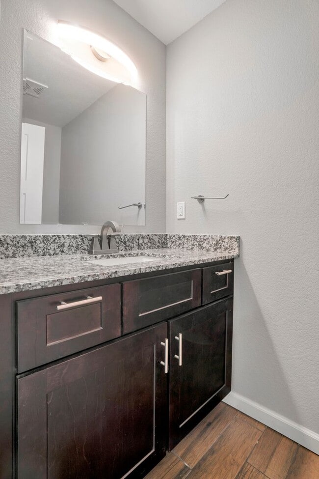 Building Photo - Like New 3-bedroom 2.5 bath Duplex in Gent...