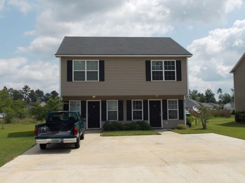 Front of Unit A and B - 2717 Pineview Dr