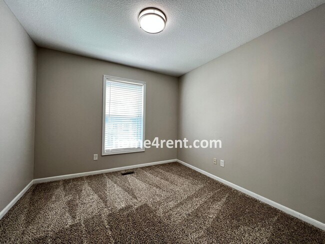 Building Photo - Wonderful Northland Home w/ Hardwood Floors and Plenty of Space!!
