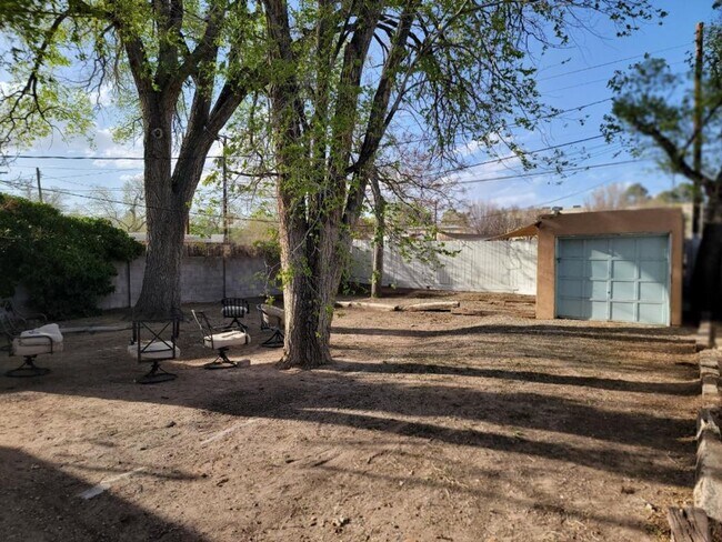 Building Photo - 2 BEDROOM AND 1 BATH NEXT TO UNM CAMPUS