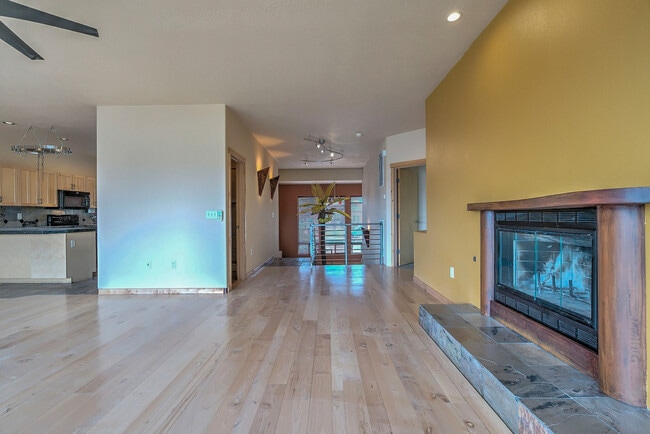 Building Photo - Gorgeous, Custom 4 bed, 3 bath Pet-Friendl...