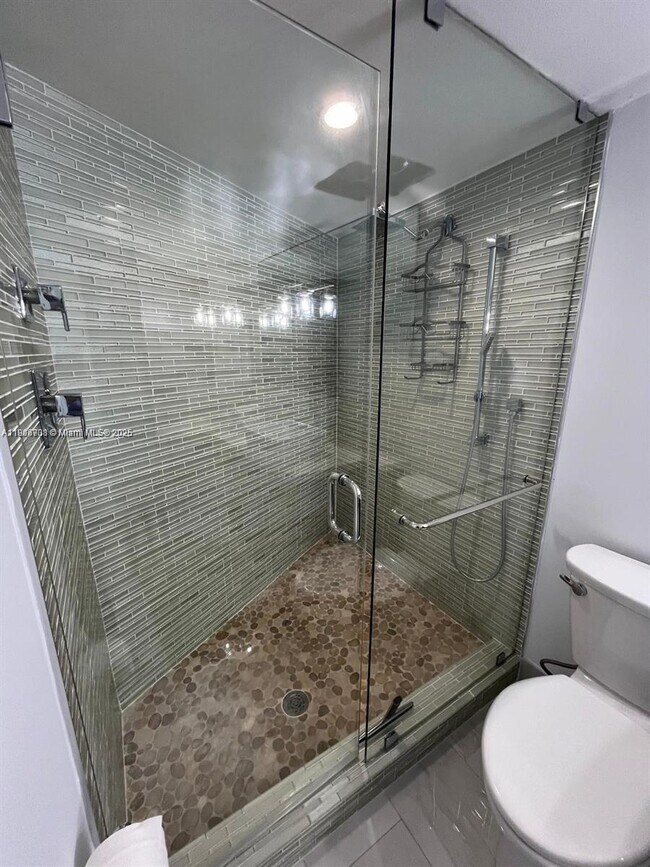 Building Photo - 1700 NW N River Dr