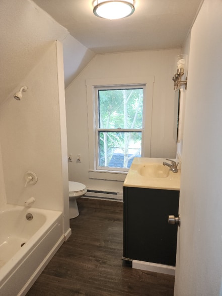 Building Photo - 296 laurel Hl