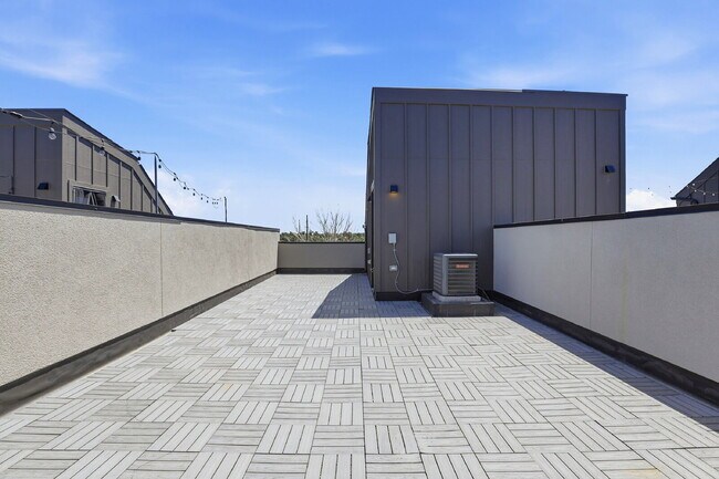 Building Photo - $2,745.95, 2-bed, 2.5 bath, located in Denver with a Rooftop Patio