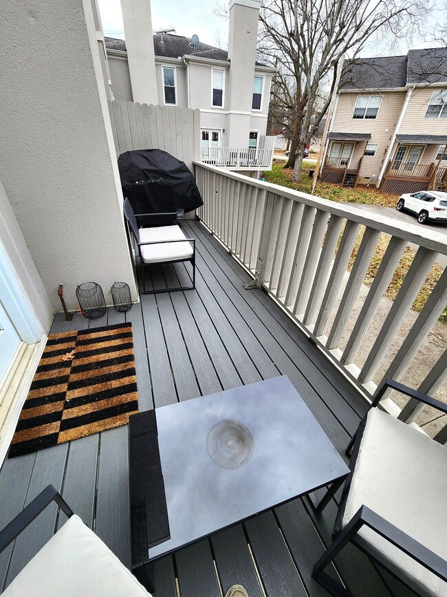 Building Photo - Location, location, location! Beautiful 2BR/1.5BA townhouse in West End Park!