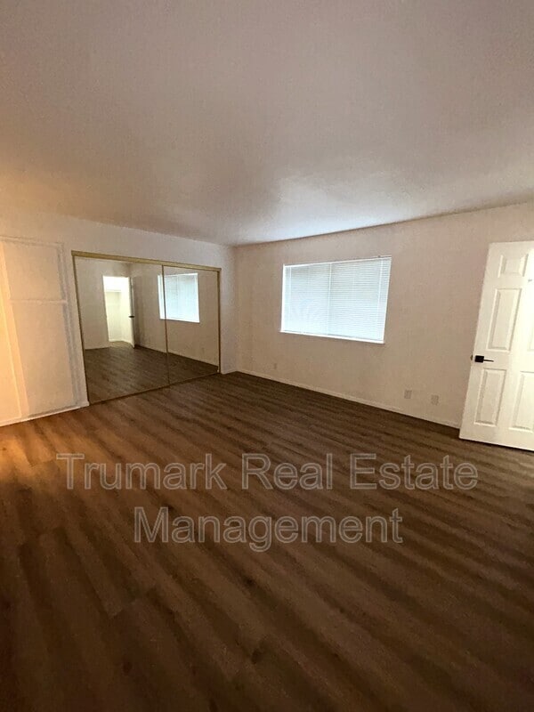 Building Photo - 3831 La Crescenta Ave