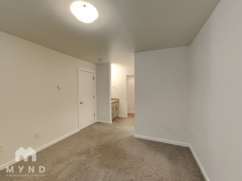 Building Photo - 9805 Avondale Rd NE
