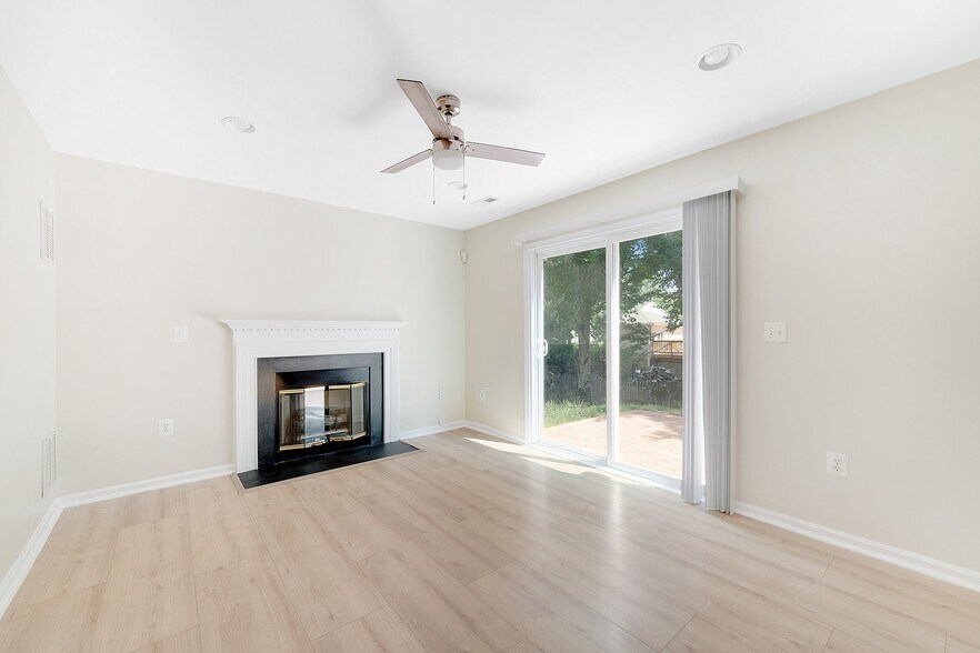 Building Photo - 6119 Oaklawn Ln