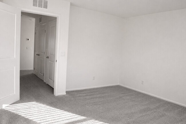 Building Photo - 6185 Lily Gdn St