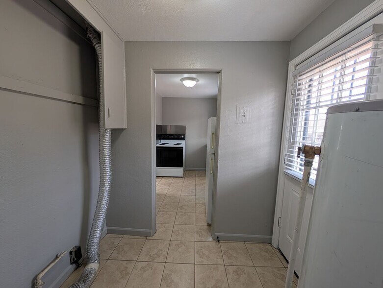 Building Photo - 1310 N Moline St