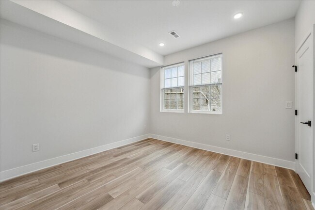 Building Photo - 614 N Pallas St