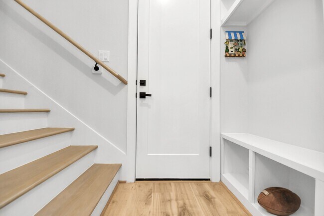 Building Photo - 6115 De Campo St