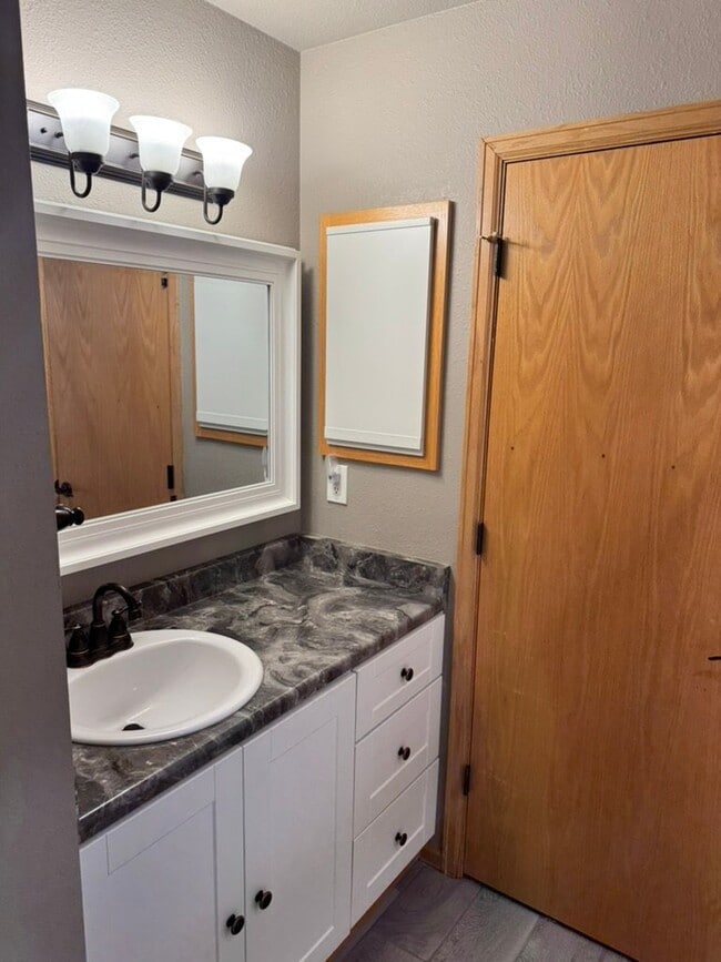 Building Photo - 1074 Cunningham Dr