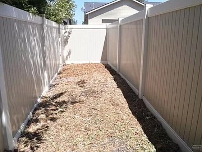 Building Photo - 3 Bed 2.5 Bath Home in desirable location!