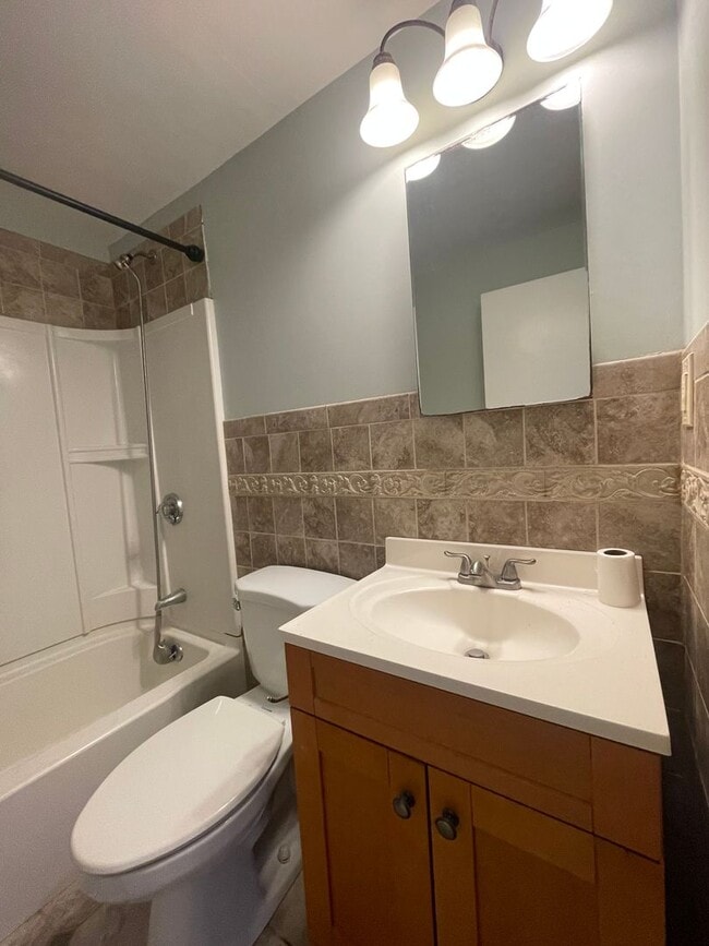 Building Photo - Recently updated 2 bedroom condo in charmi...