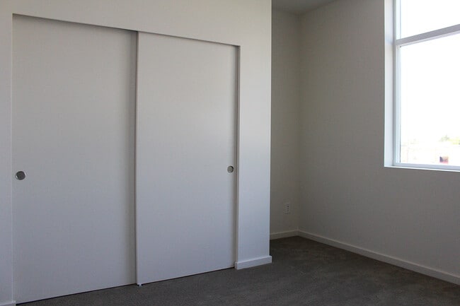 Building Photo - CROWN HILL TOWNHOME W HIGH END FINISHES & ...