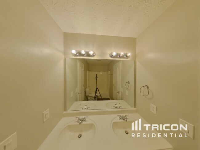 Building Photo - 1526 Amberwood Cir