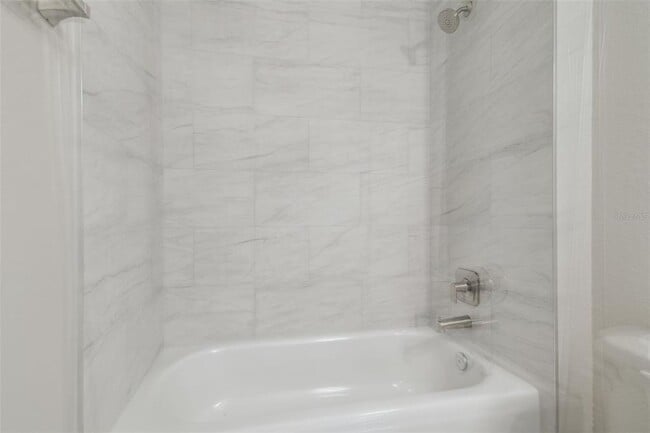 Building Photo - 629 W 7th St