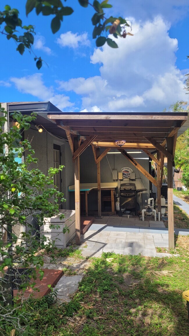 Outdoor grill area/patio - 2204 51st Street Blvd E