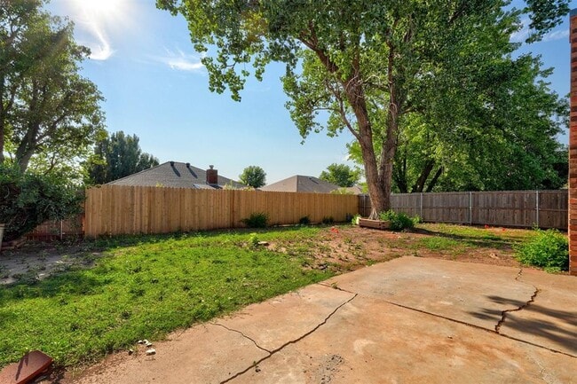 Building Photo - 11601 Matthews Ave