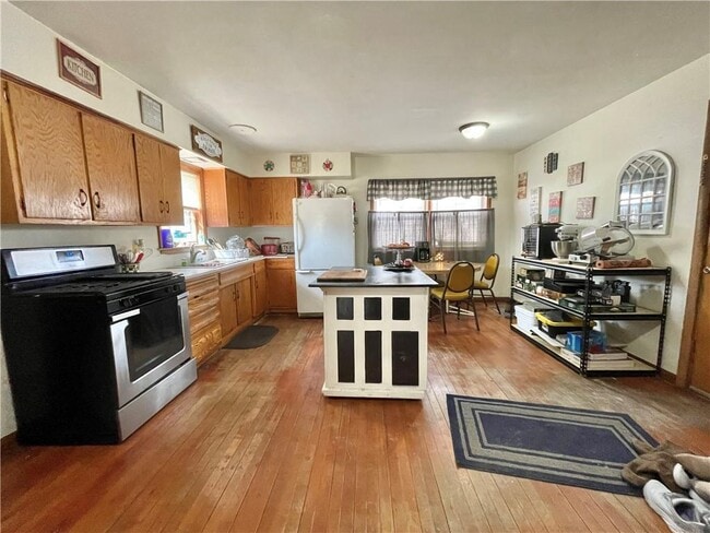 Building Photo - 4 bed 2 bath available June 1st
