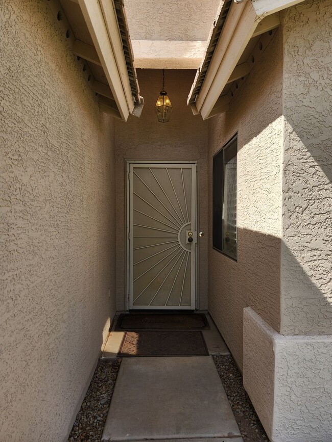 Building Photo - 3 Bedroom Home in Westbank Estates Near E ...