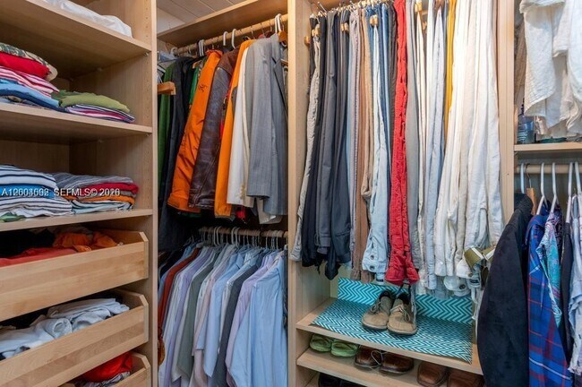 Building Photo - 1123 Bay Dr