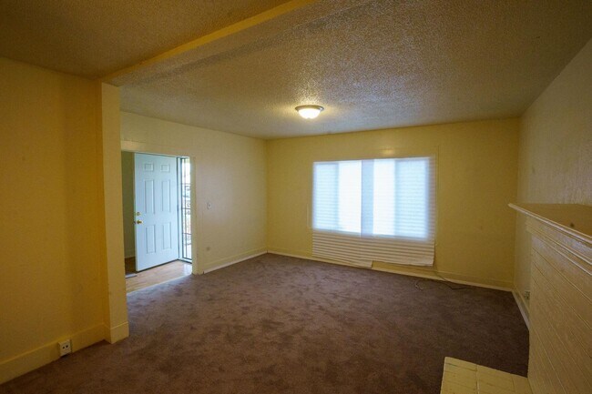 Building Photo - Cozy 3 Bedroom Home with Spacious Yard in ...
